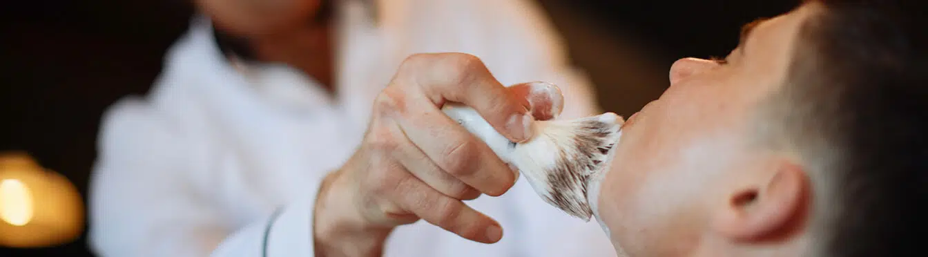 Barberskum smøres ud i skæg med barberkost.